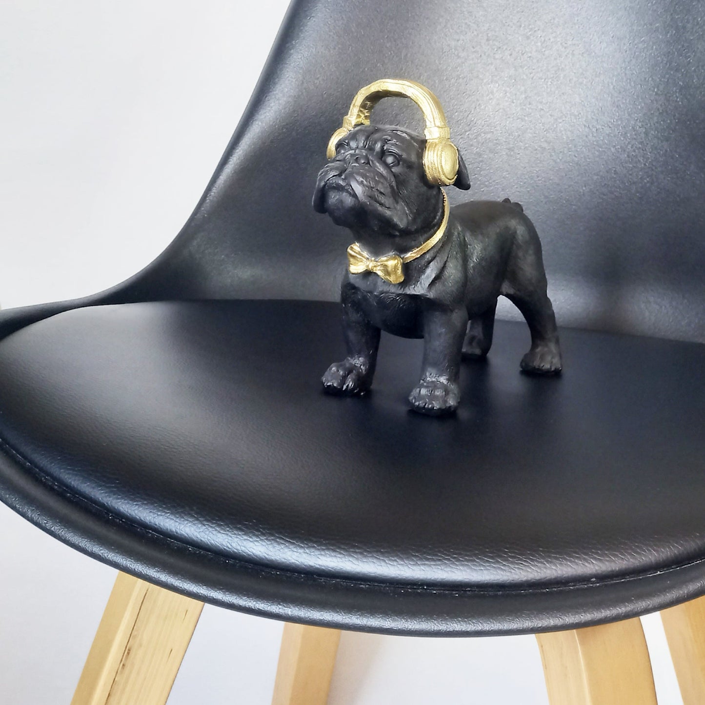 Black English Bulldog DJ